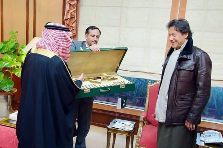 Governor of Tabuq gifts Golden Kalashnikov to Imran Khan